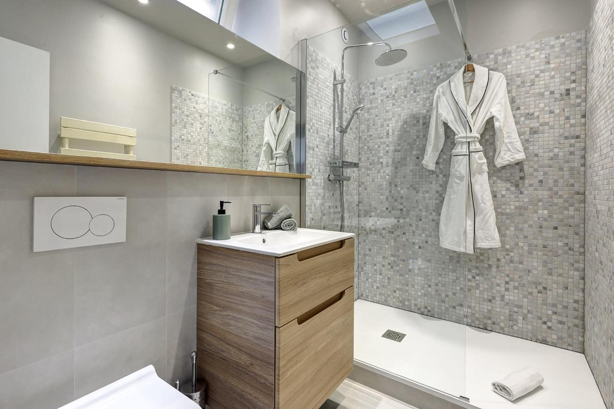 Champs-Elysees - 2Br With Balcony - Cityapartmentstay Paris Bagian luar foto